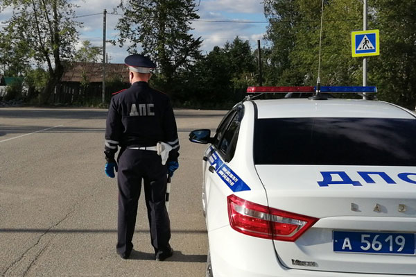 Сотрудники ГИБДД Свердловской области используют мобильное приложение для розыска должников по штрафам за нарушение ПДД