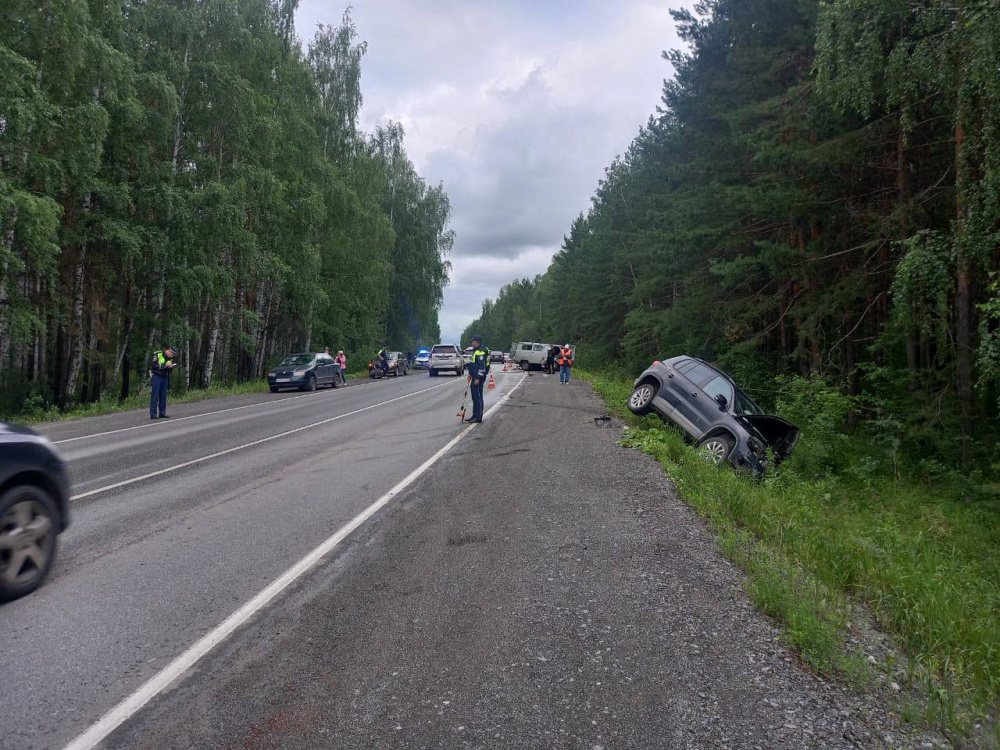 В Екатеринбурге столкнулись "УАЗ" и иномарка - один погиб, пятеро пострадали | На окраине Екатеринбурга произошло смертельное ДТП с пятью пострадавшими