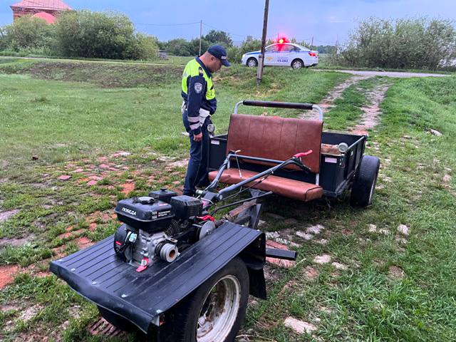 Госавтоинспекция Свердловской области призывает отказаться от использования мотоблоков для перемещения по дорогам общего пользовани