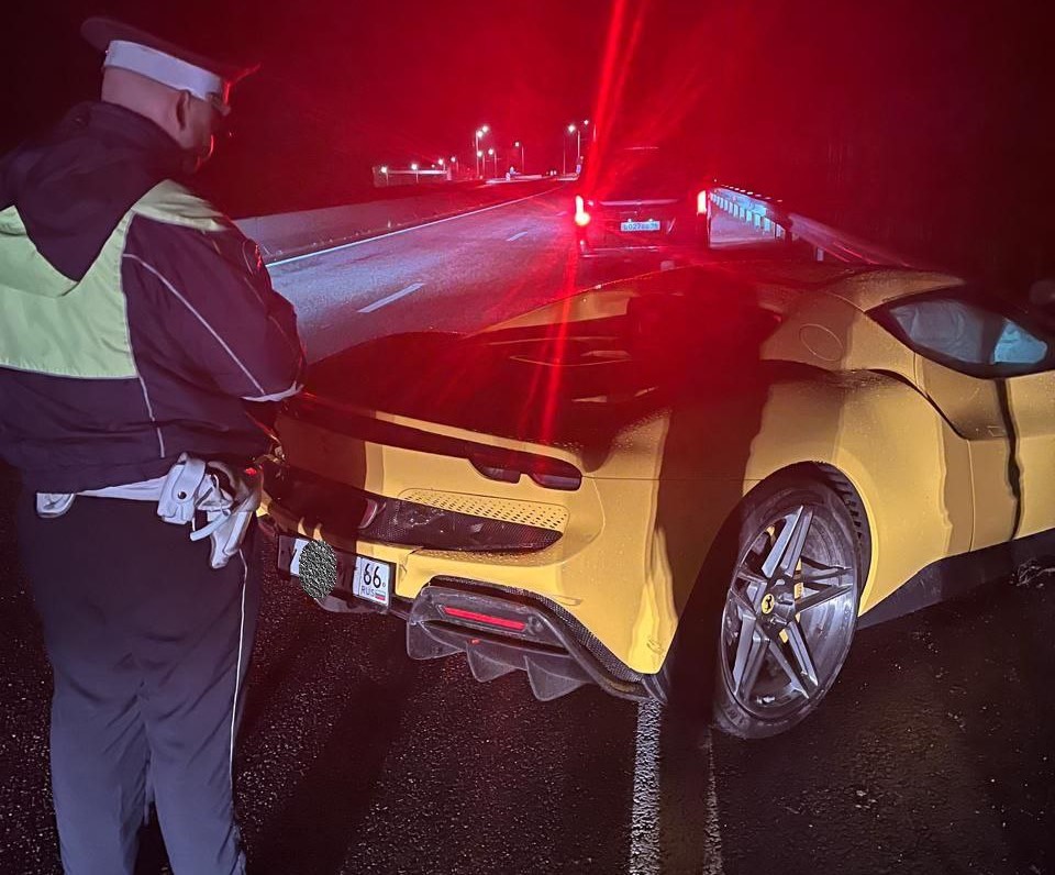 Не справился в дождь — на Урале машина врезалась в ограждение дороги  | На трассе Пермь — Екатеринбург машина врезалась в ограждение 