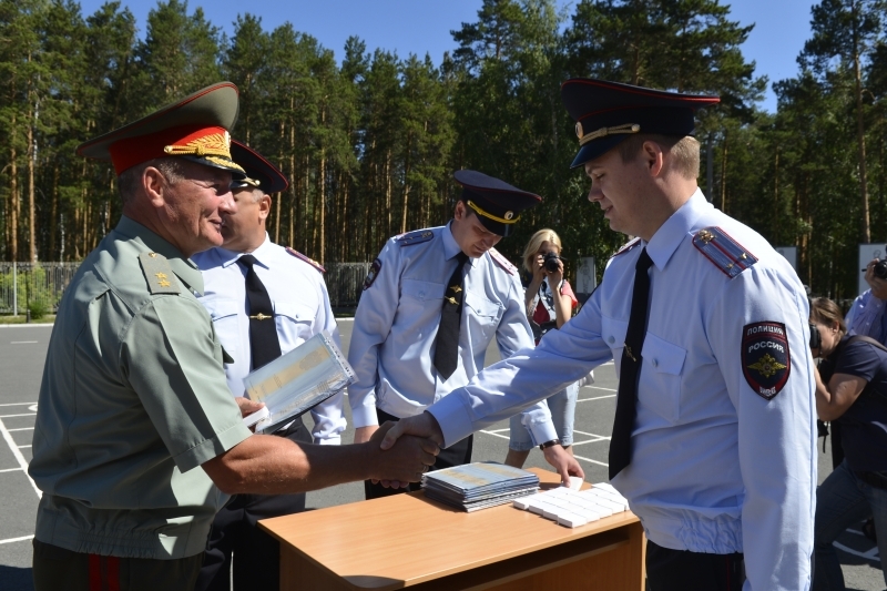 Свердловские полицейские получили дипломы Свердловские полицейские получили дипломы