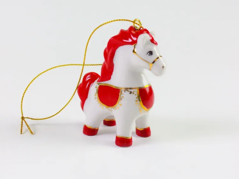 Фарфоровый символ года разлетелся по стране: лошадок из Сысерти раскупили за считанные недели | Фарфоровый символ 2026 года из Сысерти стал хитом у коллекционеров