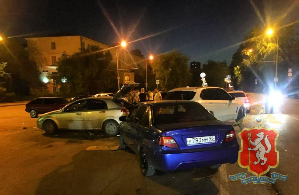 В Екатеринбурге "Дэу Нексия" сбила двух женщин | "Дэу Нексия" сбила в Екатеринбурге двух женщин и повредила машины