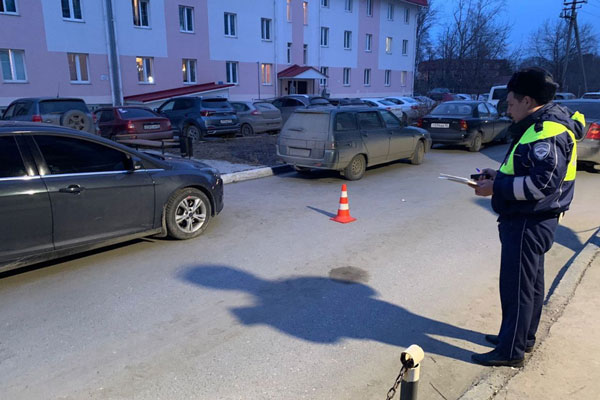 Был без присмотра взрослых! В Березовском в ДТП пострадал 7-летний мальчик | В Свердловской области во дворе дома водитель сбил 7-летнего ребенка