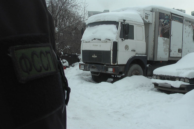 Тремя грузовиками расплатился за долги предприниматель
