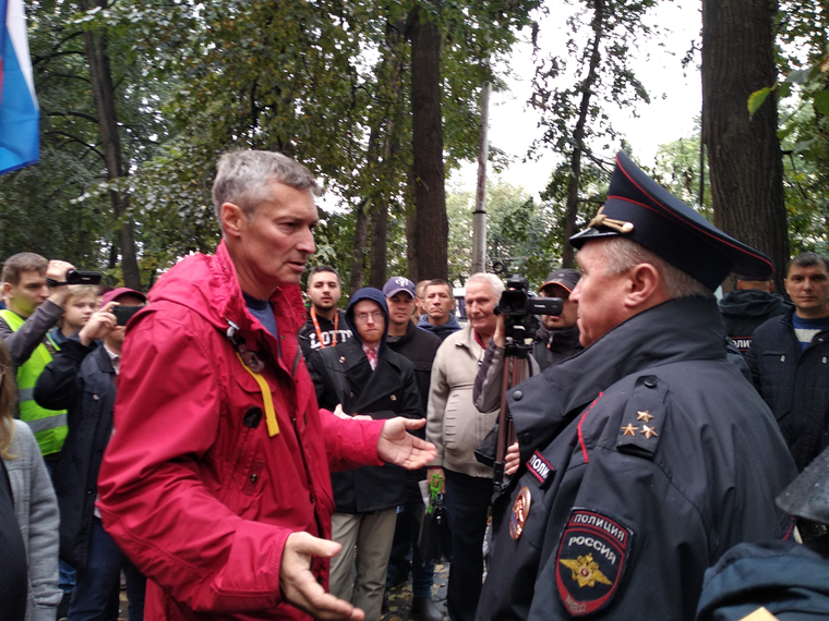 Ройзмана увезли в автозаке с акции против пенсионной реформы. «Давайте вяжите тогда меня» Ройзмана увезли в автозаке с акции против пенсионной реформы. «Давайте вяжите тогда меня»