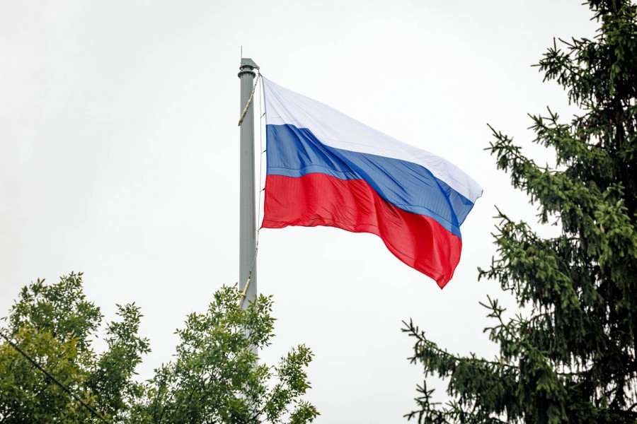 Над Екатеринбургом взвился 40-метровый флаг России  | В Екатеринбурге подняли гигантский флаг России 