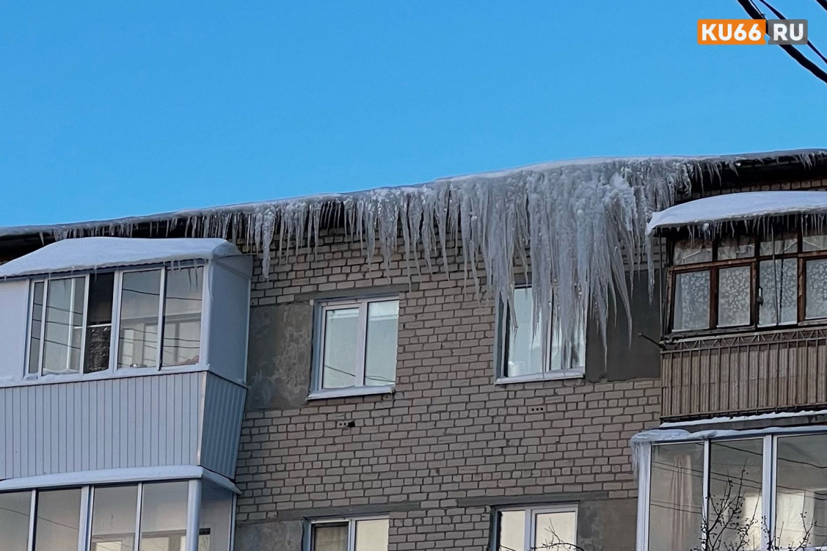 Владельцам балконов в России может грозить тюрьма за упавший снег на прохожего | Юрист Хозяйкин: что грозит владельцу балкона, если снег упадёт на прохожего