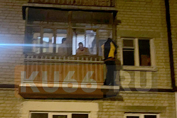 Курьез на Урале: Пьяный герой-любовник застрял на балконе Курьез на Урале: Пьяный герой-любовник застрял на балконе
