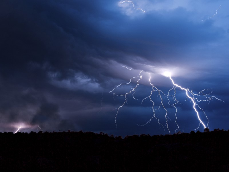 В Свердловскую область снова идут дожди и грозы  | Грозы  ливни снова надвигаются на Урал 