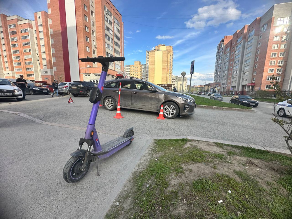 В Тюмени школьницы попали в ДТП на самокате  | В Тюмени самокат со школьницами врезался в машину «Киа» 