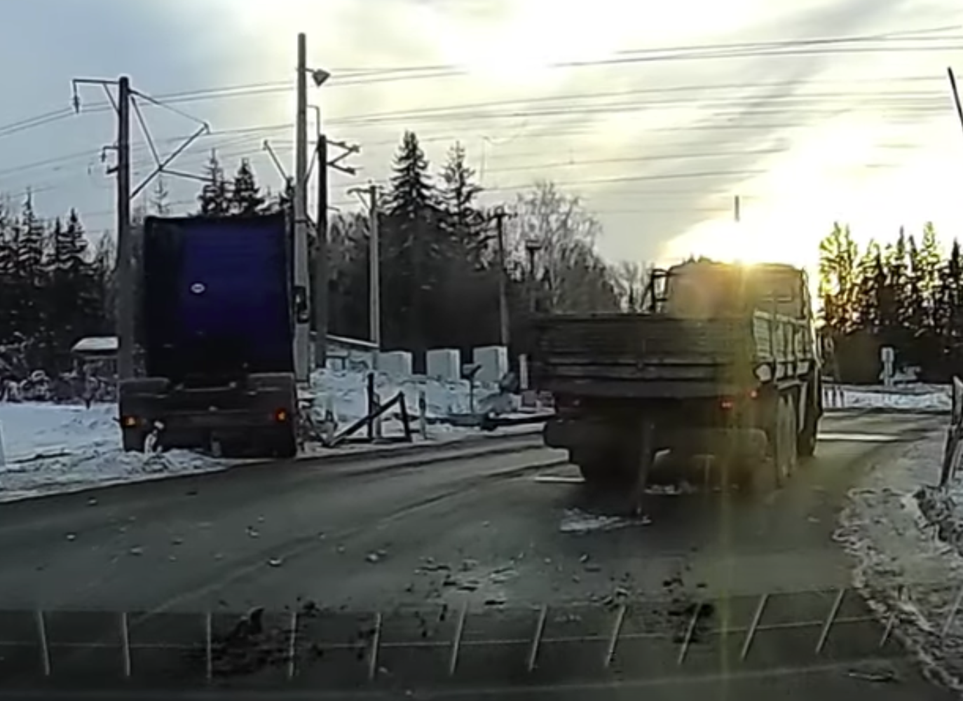 ДТП на переезде между Екатеринбургом и Каменском-Уральском: кадры с места происшествия