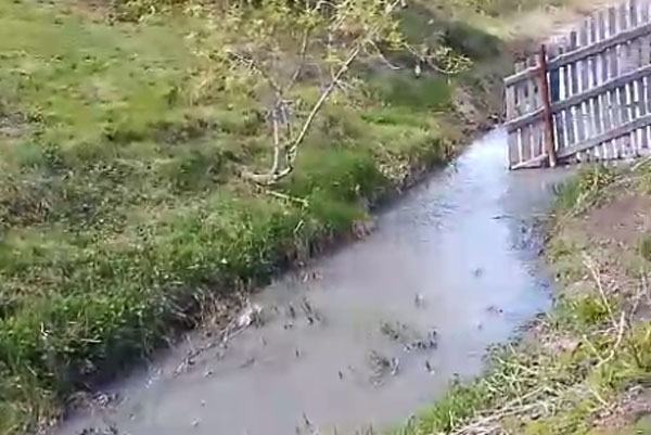 В Челябинской области жители посёлка Кадровик изнывают от зловония и жалуются на новые обвалы | Жители посёлка под Челябинском пожаловались на новые обвалы В Челябинской области жители посёлка Кадровик изнывают от зловония и жалуются на новые обвалы | Жители посёлка под Челябинском пожаловались на новые обвалы