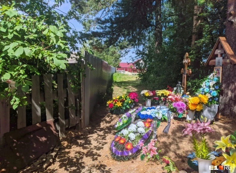 На Урале администрация поселка устроила кладбище под забором жилого дома