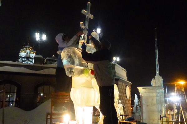 В Екатеринбурге открылась выставка ледовых скульптур возле Храма-на-Крови