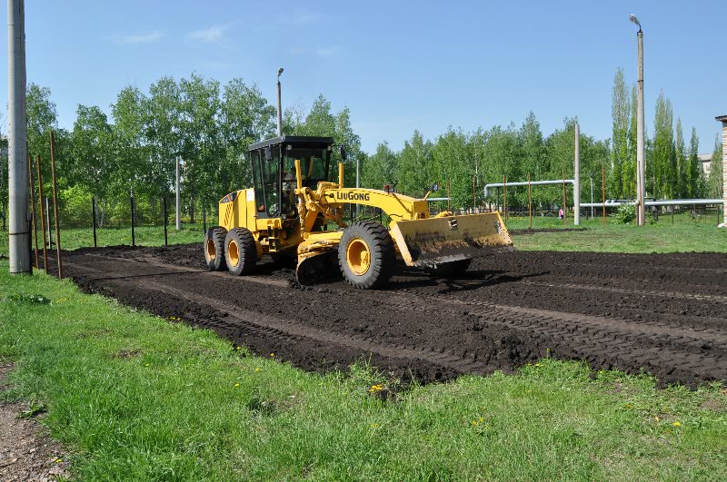 Премьер Медведев выделил челябинским школьникам миллионы на футбольные поля Премьер Медведев выделил челябинским школьникам миллионы на футбольные поля