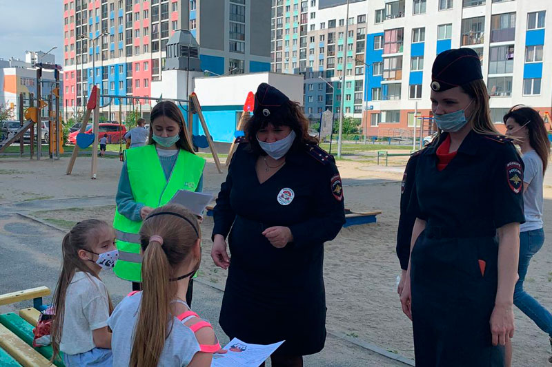 Сотрудники полиции совместно с общественниками проводят профилактические рейды во дворах жилых домов