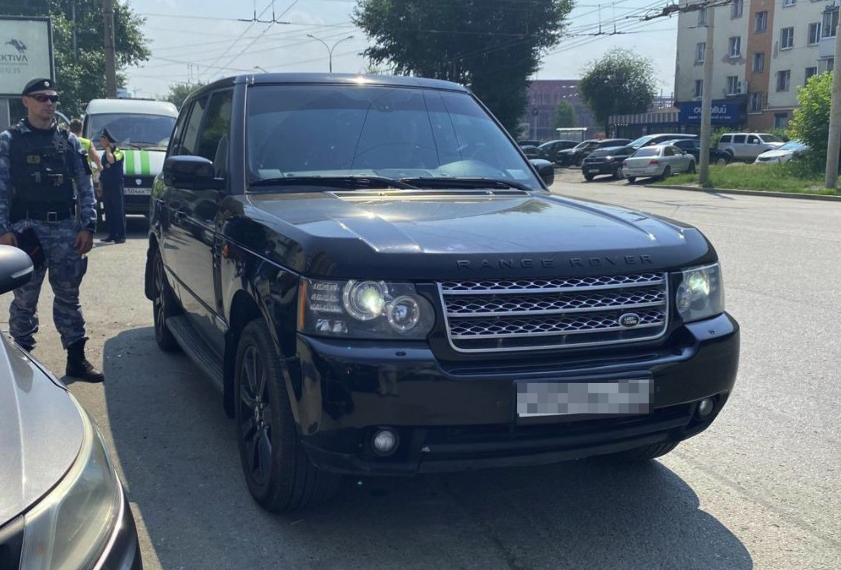 В Екатеринбурге арестован Рендж Ровер за долг по 153 штрафам ГИБДД и налогам