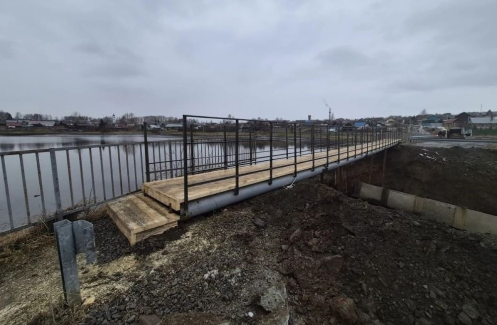 В селе Лая под Нижним Тагилом всего за две недели построили новый мост взамен разрушенного | Под Нижним Тагилом всего за две недели построили новый мост взамен разрушенного