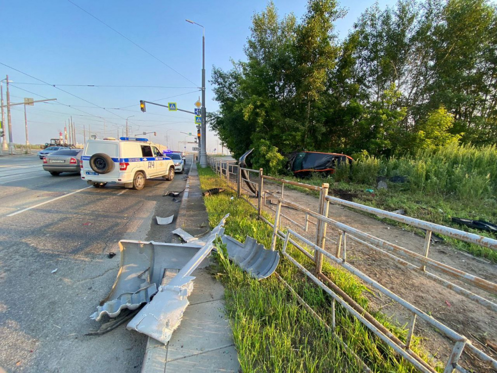 Под Екатеринбургом женщина вылетела из автомобиля и погибла | На Урале "Фольксваген" вылетел с дороги, погибла женщина