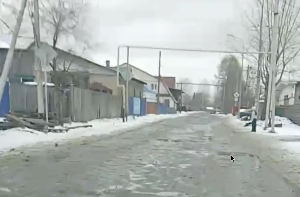 Жители Нижнего Тагила пожаловались на убитую дорогу с ямами и лужами на улице Монтажников | «Сплошные ямы и лужи»: как выглядит дорога на улице Монтажников в Нижнем Тагиле