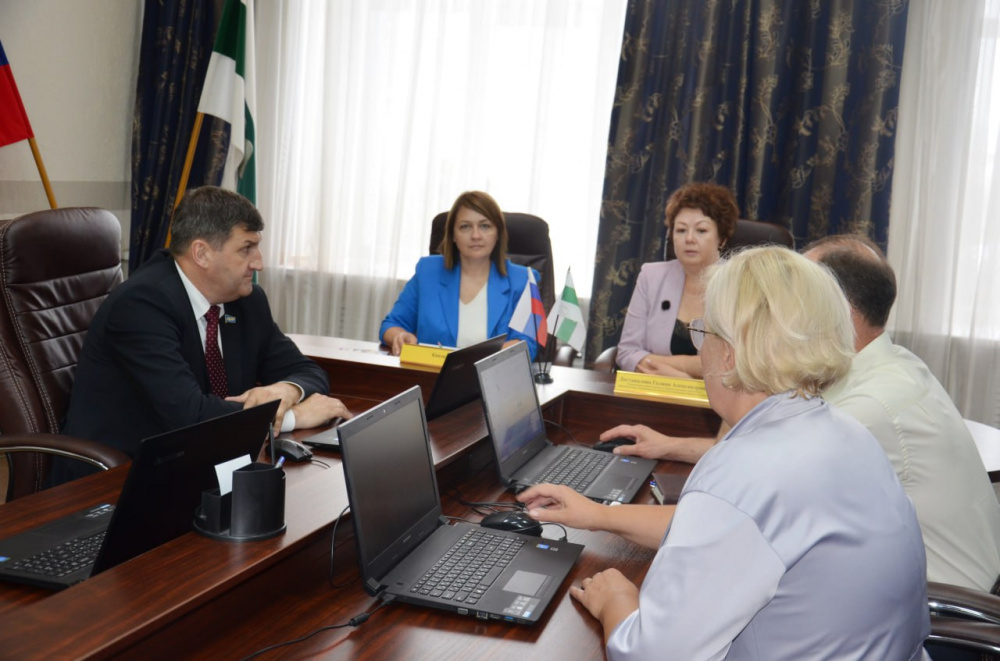 Кандидат от ЛДПР сдала документы на выборы главы Зауралья | На выборы губернатора Курганской области заявился первый кандидат