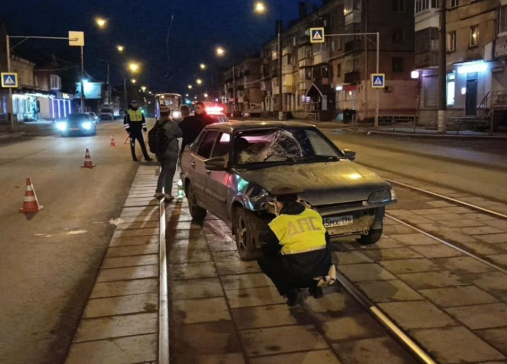 Парень без прав сбил в Нижнем Тагиле пешехода и заявил, что «тот неожиданно побежал» | В Нижнем Тагиле парень без прав сбил мужчину на пешеходном переходе