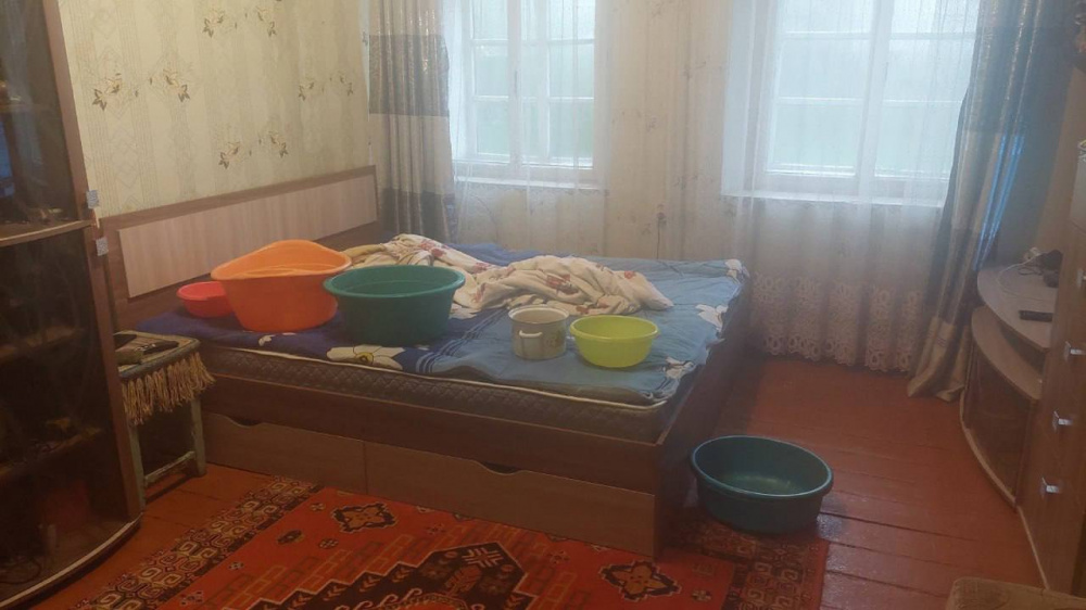 Жизнь в аду - в Черноусово власти не расселяют аварийный дом | Жильцы дома в уральском посёлке вынуждены жить в аду