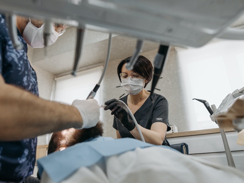 На Урале стоматология выплатила 470 тысяч рублей за некачественные услуги 