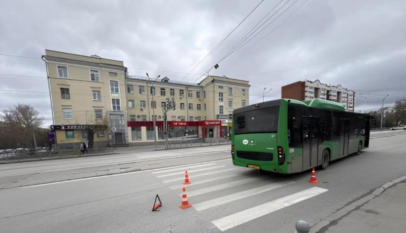 ДТП на Урале — водитель автобуса проехал на красный свет и сбил 19-летнего пешехода | В Екатеринбурге автобус проехал на красный и сбил пешехода