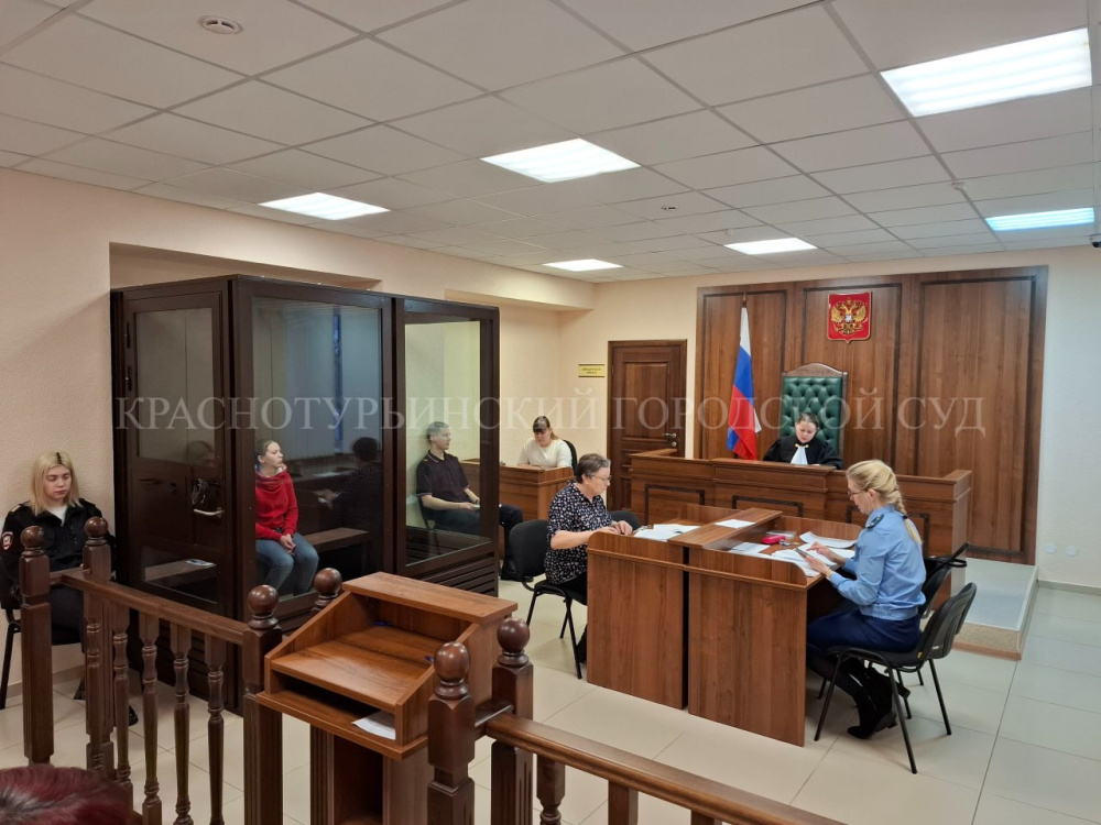 Убила сожителя после избиений — суд вынес приговор многодетной свердловчанке  | В Краснотурьинске мать четверых детей осудили за убийство сожителя