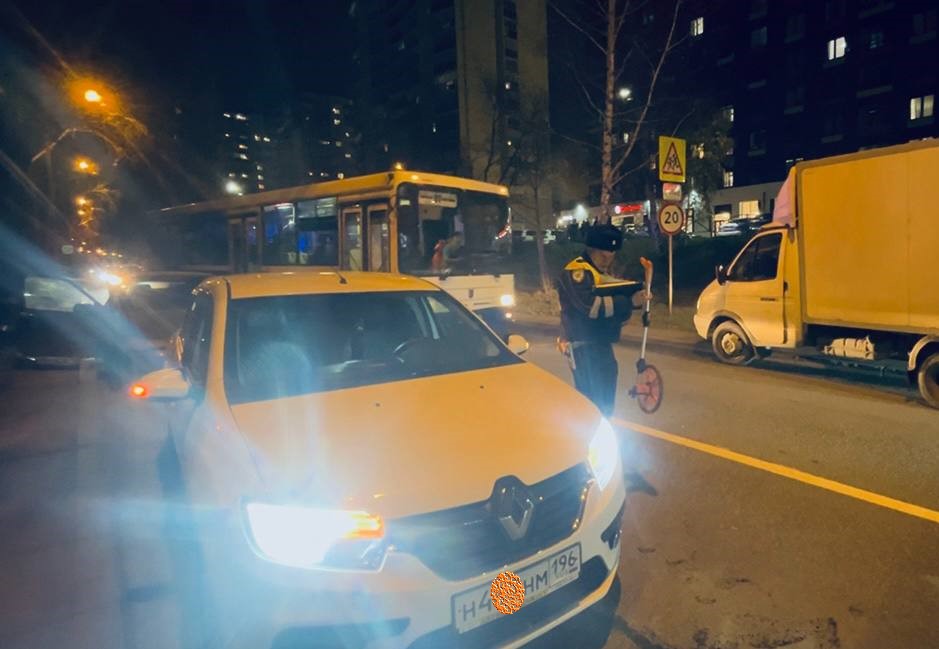 В Екатеринбурге автомобиль сбил семилетнего нарушителя ПДД  | Семилетний мальчик получил травмы в ДТП в Екатеринбурге 