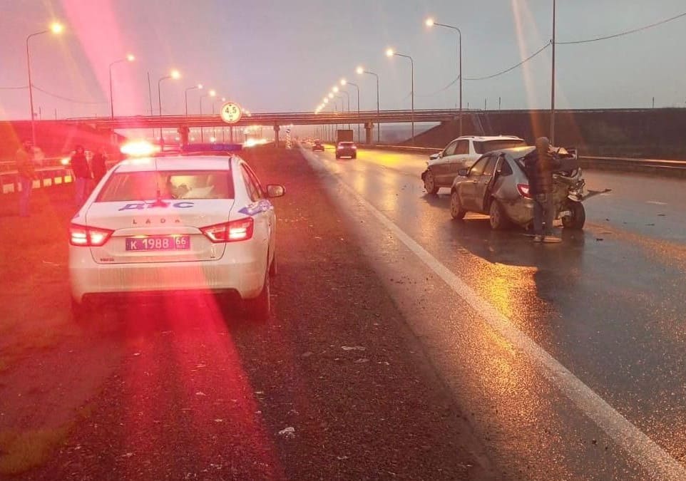 Не уступил — попал в больницу: под Екатеринбургом «Лада» столкнулась с «Мерседесом» | Под Екатеринбургом «Лада» столкнулась с «Мерседесом»