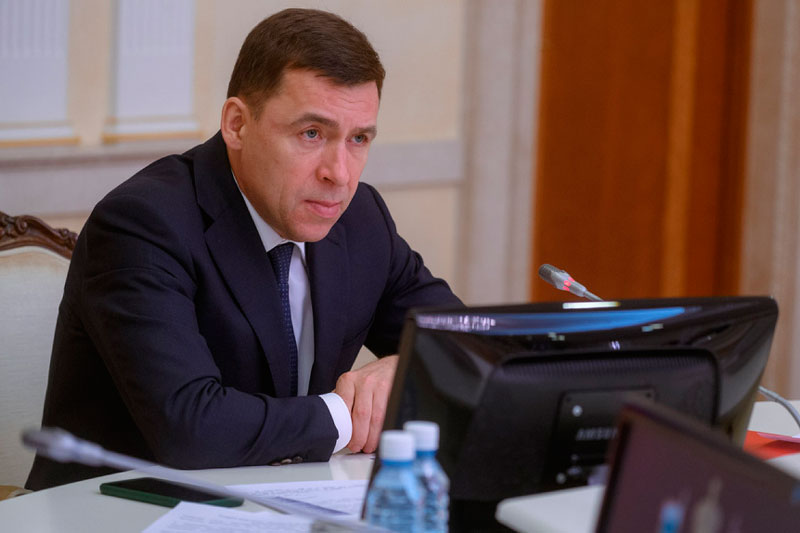 Евгений Куйвашев принял решение досрочно индексировать зарплаты работникам областных больниц, школ, соцучреждений