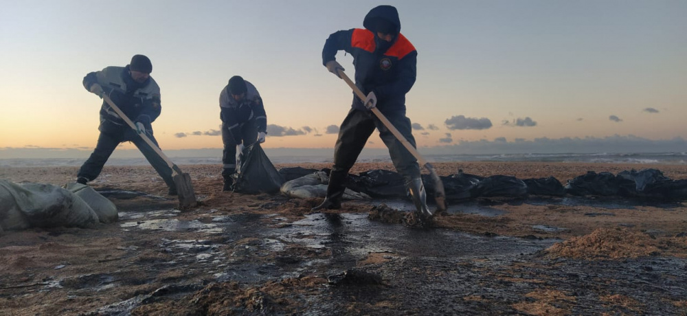 После аварии нефтяных танкеров Чёрное море очищают от мазута  | В Чёрном море убирают мазут с потерпевших крушение танкеров 