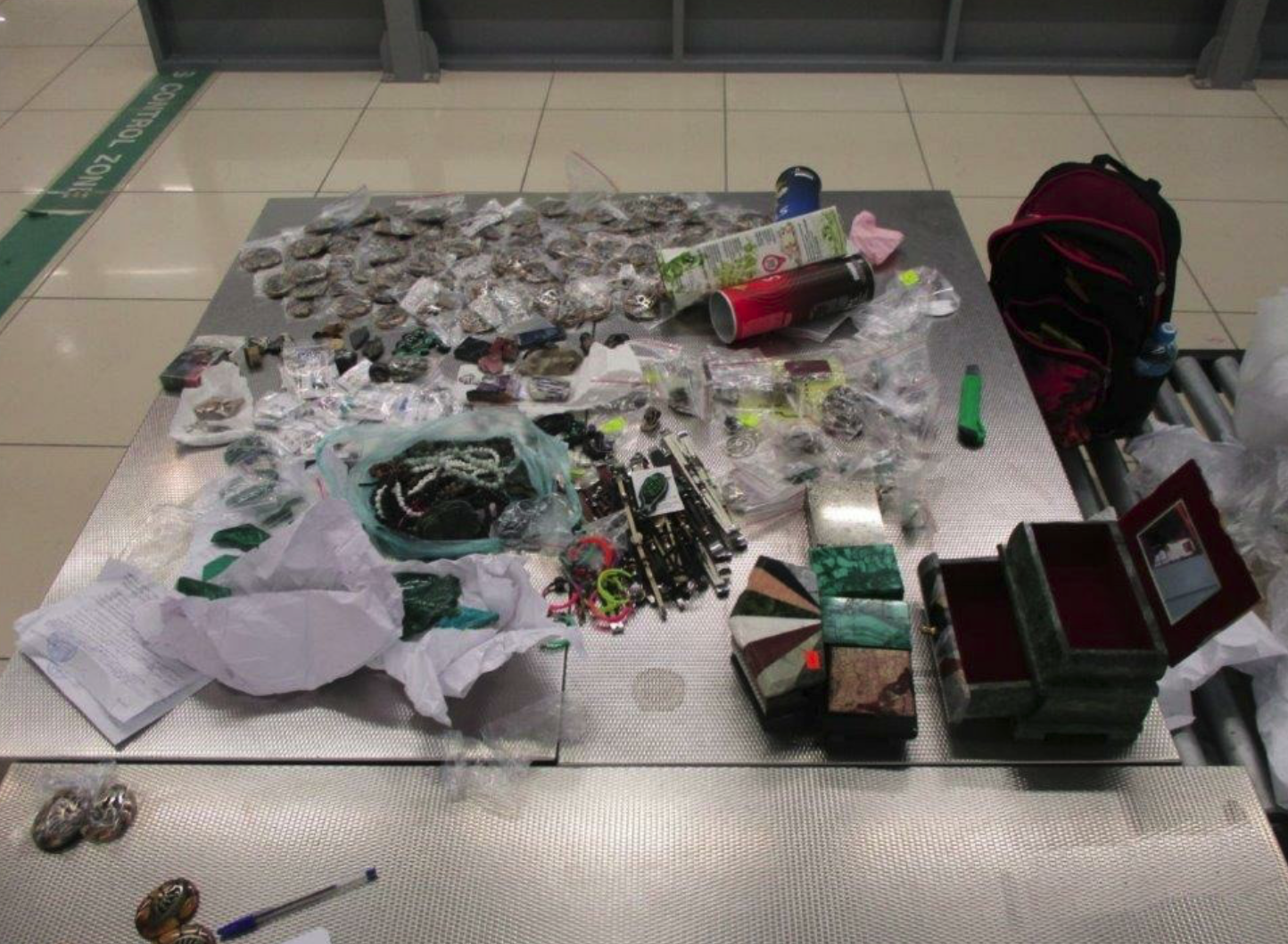 15 килограммов украшений в рюкзаке: кольцовские таможенники выявили коллекцию незадекларированных сувениров из камней 15 килограммов украшений в рюкзаке: кольцовские таможенники выявили коллекцию незадекларированных сувениров из камней