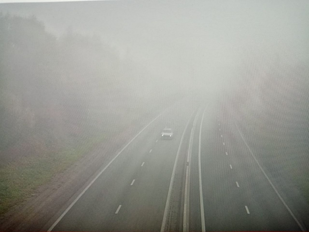 На трассе Екатеринбург — Тюмень из-за тумана осложнилось движение  | В Свердловской области часть федеральной трассы окутал туман 
