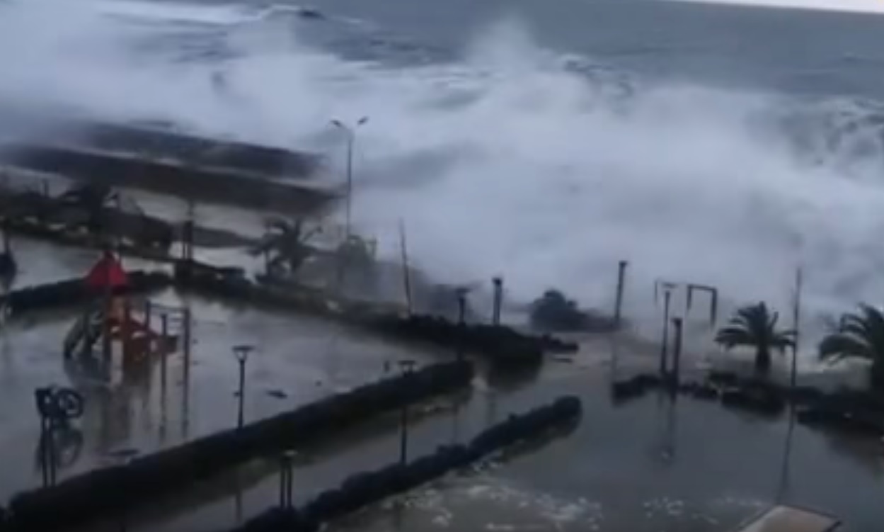 Штормовой ветер обрушил на Сочи огромные волны