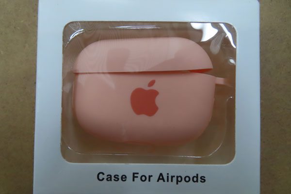 Уральские таможенники задержали контрафактные AirPods, сетевые адаптеры и носки