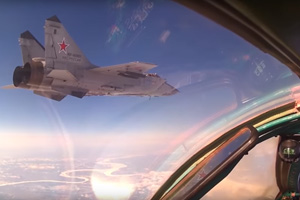 В небе над Уралом боевой истребитель отразил ракетный удар. ВИДЕО