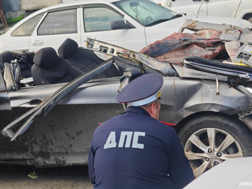 Названа причина падения машины с тремя людьми в овраг | ГИБДД назвала причину гибели троих уральцев в овраге Названа причина падения машины с тремя людьми в овраг | ГИБДД назвала причину гибели троих уральцев в овраге