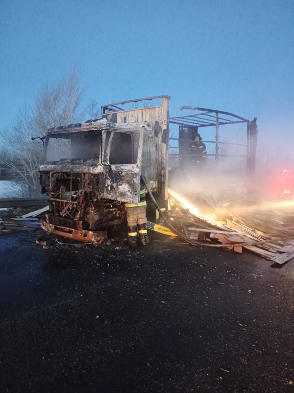 В Оренбуржье сгорел автомобиль, водитель едва успел спастись В Оренбуржье сгорел автомобиль, водитель едва успел спастись