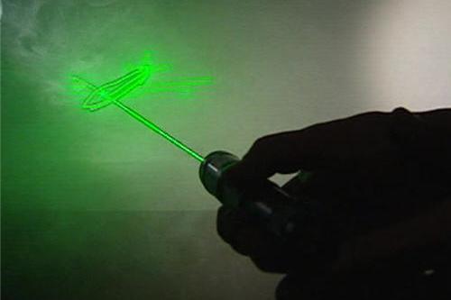 Пилотов ослепляют лазером. Чем он опасен? Пилотов ослепляют лазером. Чем он опасен?