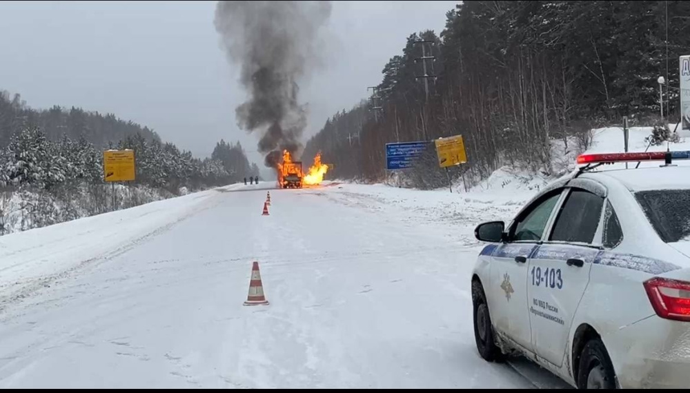 Пожар на трассе: движение ограничили на трассе в Верхнепышминском районе | На трассе Екатеринбург — Нижний Тагил ограничили движение из-за пожара 