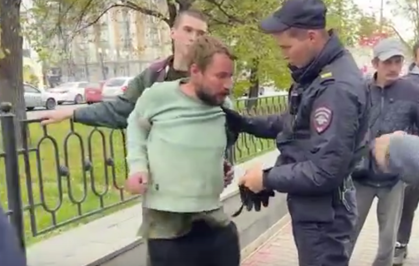 В центре Екатеринбурга мужчина напал на пенсионерку с струбциной. Видео В центре Екатеринбурга мужчина напал на пенсионерку с струбциной. Видео