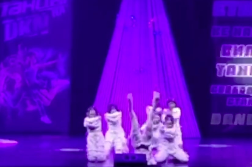 Скандал на детском конкурсе: Тверк под "Шальной Императрицу" Скандал на детском конкурсе: Тверк под "Шальной Императрицу"