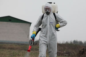 Медики ЦВО проводят противоклещевую обработку полигонов и полевых лагерей