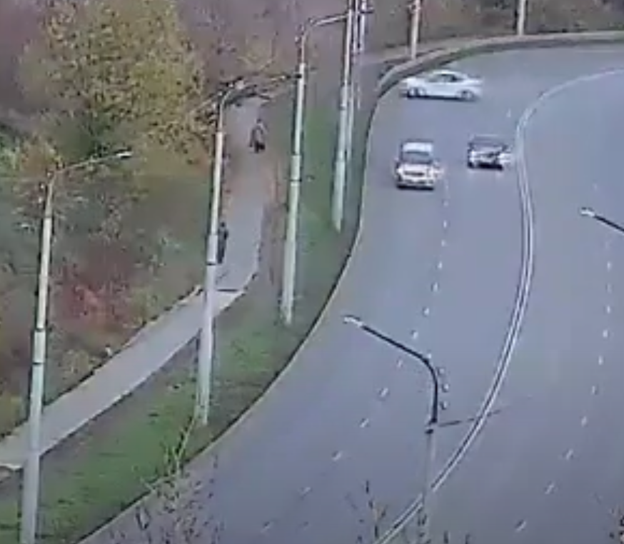 На Урале автомобиль вылетел с проезжей части и чуть не сбил пешехода. Видео На Урале автомобиль вылетел с проезжей части и чуть не сбил пешехода. Видео