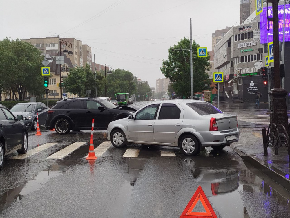 В Тюмени дети пострадали при столкновении иномарок | Два ребёнка пострадали в Тюмени в результате ДТП