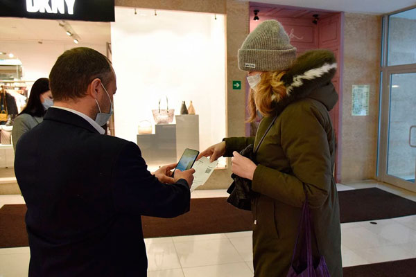 Евгений Куйвашев на праздники отменил QR-коды в торговых центрах